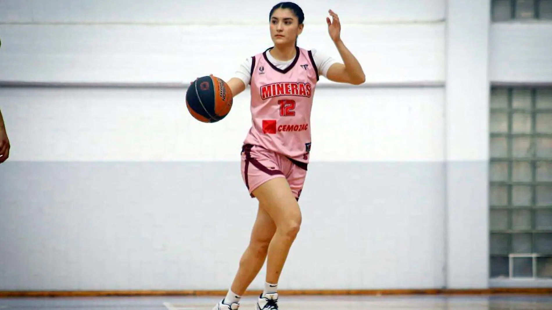 Jugadora de basquetbol femenil